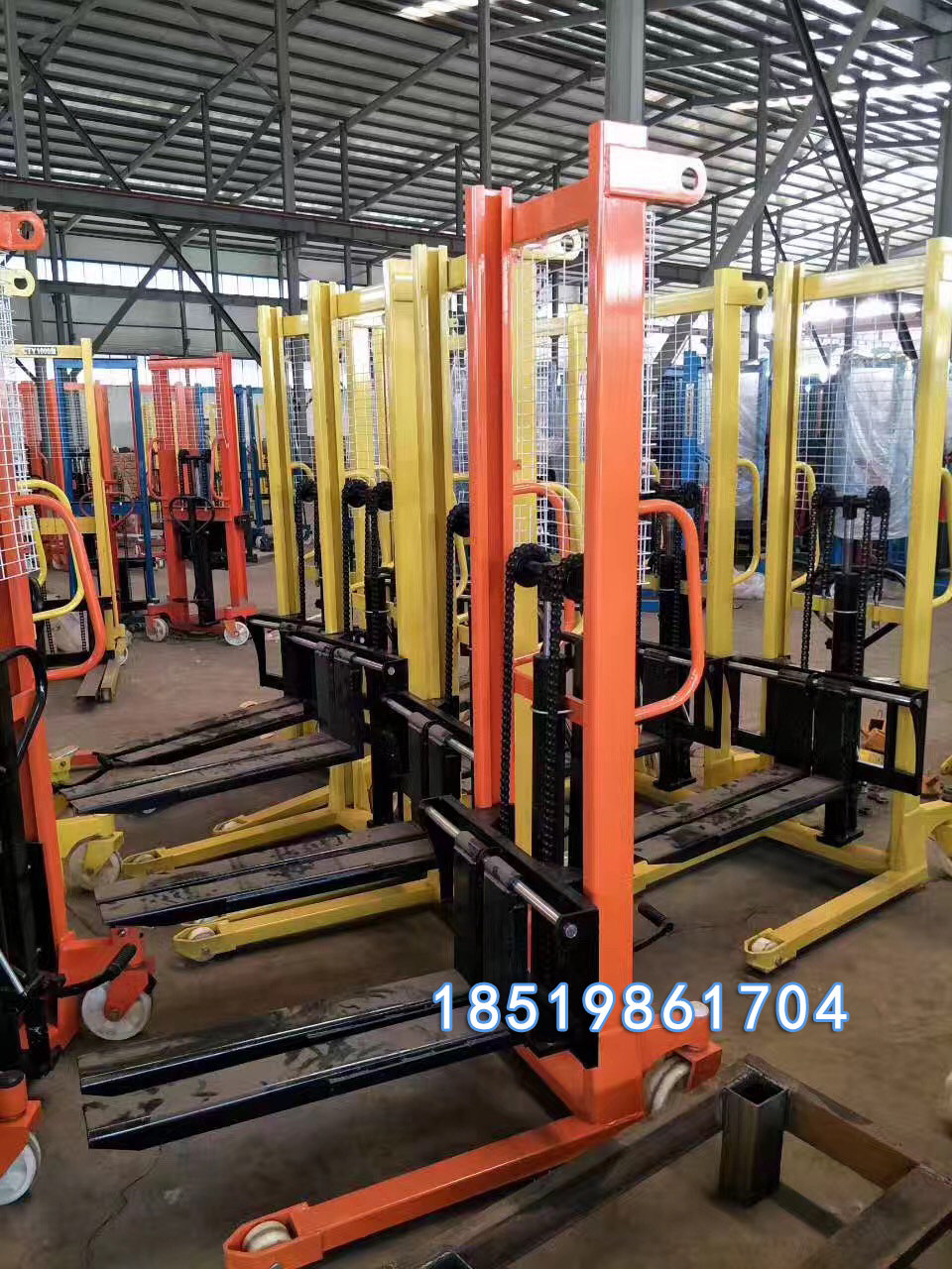 手動(dòng)液壓堆高車(chē)用于倉(cāng)庫(kù)堆垛貨物